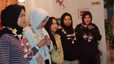 Ketum PBVSI Parimo Kalungkan Bunga Kepada Atlet Sulteng