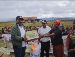 Kapolri Salurkan 264,7 Ton Beras dan 1.500 Sembako untuk Warga Papua yang Terdampak Kekeringan