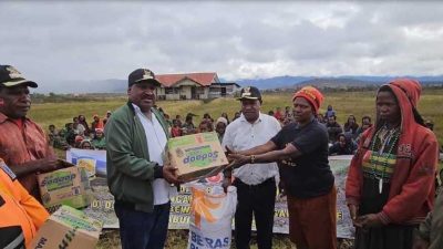 Kapolri Salurkan 264,7 Ton Beras dan 1.500 Sembako untuk Warga Papua yang Terdampak Kekeringan