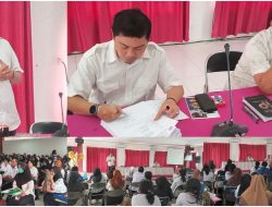 Kadis Pendidikan Dan Kebudayaan Kabupaten Banggai Syafrudin Hinelo.S.STP.7M.Si Menyerahkan,Surat Penentapan Melaksanakan Tugas ( SPMT ) pada 245 peserta.