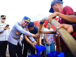 Hari Jadi Ke-72 Humas Polri Dirayakan Dengan Berbagi Air Bersih