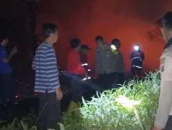 Polsek Mori Atas bersama Damkar dan Warga berjibaku padamkan kebakaran lahan di Desa Peonea