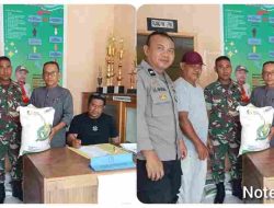 Bhabinkamtibmas Polsek Batui Kawal Distribusi Bantuan Beras Untuk Warga Penerima Manfaat