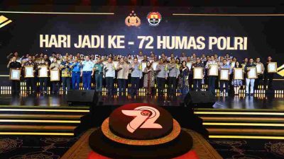 Dua Hadiah Untuk Divisi Humas Polri Dari Kapolri