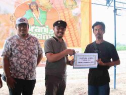 Sekda Zulfinasran Serahkan Bantuan pada 20 Kelompok Petani Jagung