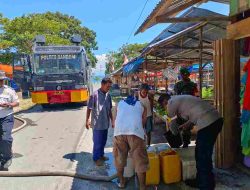 Fenomena El Nino, Polres Banggai Salurkan Ribuan Liter Air bersih di Pasar NKRI Luwuk Selatan