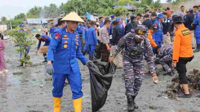Bersih pantai dan tanam mangrove cara Ditpolairud Polda Sulteng peringati HUT ke-73 Polairud Polri
