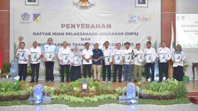 Penyerahan DIPA dan Buku Alokasi TKD TA 2024 oleh Gubernur Sulteng kepada Pj. Bupati Parigi Moutong