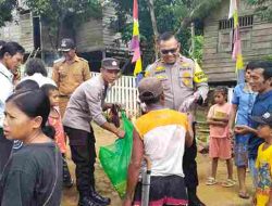 Sambut Nataru,Polsek Bungku Utara Berbagi kepada anak suku Wana di Dusun Mokoto