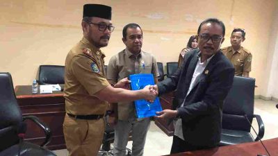 Sekda Kab. Parigi Moutong Mendengarkan Laporan Hasil Pelaksanaan Reses