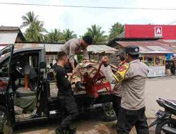 Petugas Gabungan TNI-Polri, BPBD dan Satpol PP Kembali Bersihkan Lumpur Sisa Banjir di Desa Tayawa
