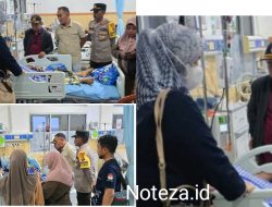 Ketua KPU banggai Santo Gotia bersama Kasat Intelkam AKP Usman Jenguk Anggota PPK di RSUD