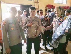 Polres Morowali Utara Bagikan Kaporlap kepada personel pengamanan TPS