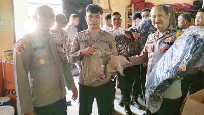 Polres Morowali Utara Bagikan Kaporlap kepada personel pengamanan TPS