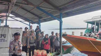 Personel Polres Morowali Kawal Logistik Pemilu 24 Jam Perjalanan Diatas Kapal