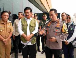 Kapolri Naik Heli Bareng Menko Polhukam Tinjau Kesiapan Arus Mudik di Merak