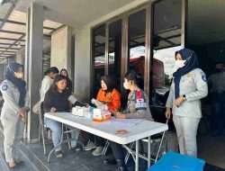 Pemudik dan Personel Pengamanan Idul Fitri 1445 H, diberikan pelayanan pemeriksaan Kesehatan