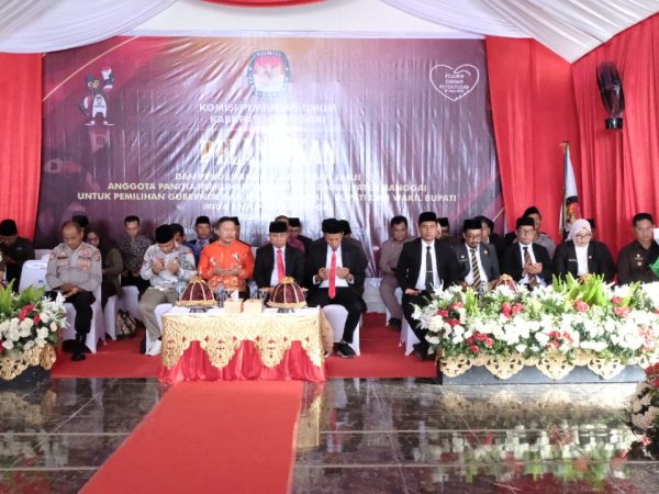 Bupati Amirudin Menghadiri Pelantikan Anggota PPK se-Kabupaten Banggai 2024 di Kantor KPU
