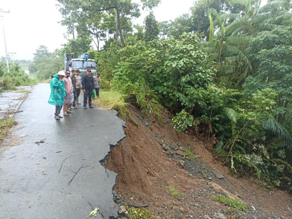 Kapolsek dan Camat Tinjau Lokasi Jalan Hampir Putus Akibat Longsor di Toili Jaya Banggai