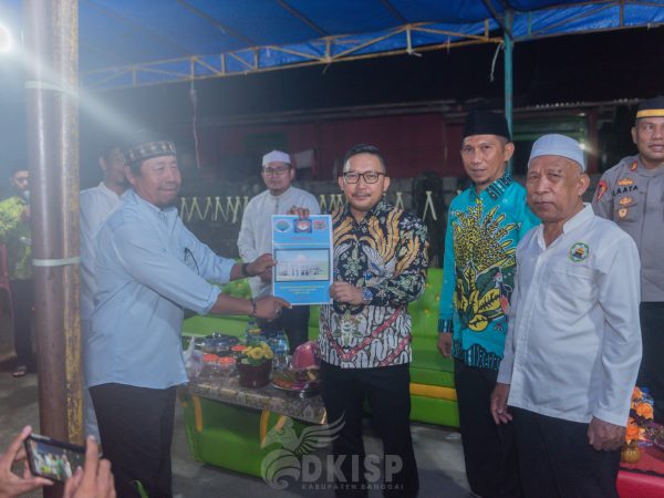 Dalam Peningkatan Fasilitas Keagamaan, Bupati Amirudin Hibahkan 500 Juta dan 500 Sak Semen Untuk Masjid Nurul Ma’arij