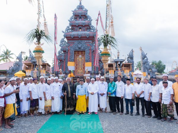 Bupati Amirudin Hibahkan 50 Juta Pada Upacara Ngenteng Linggih Pura Penataran Ped di Desa Sari Bhuana