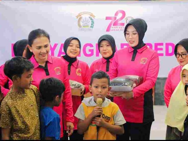 Ketum Bhayangkari dan Tim SSDM Polri Hibur dan Berikan Dukungan Psikososial kepada Pengungsi Banjir Bandang di Sumbar