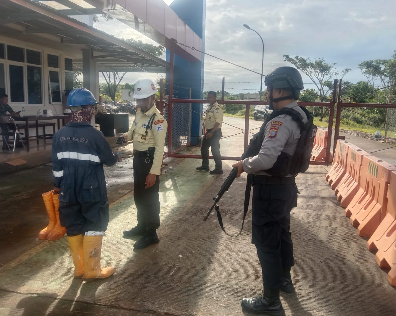 Mewujudkan Situasi Kondusif,Jajaran Polres Bersenjata Lakukan Penjagaan Obvitnas di Banggai