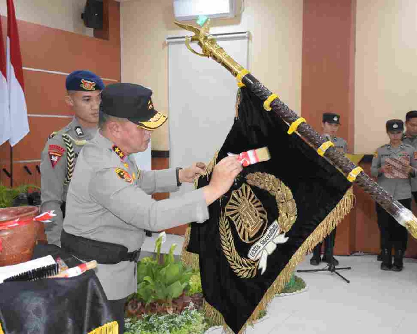 Jelang Hari Bhayangkara ke-78, Polda Sulteng Gelar Pencucian Pataka ‘Wira Dharma Brata’