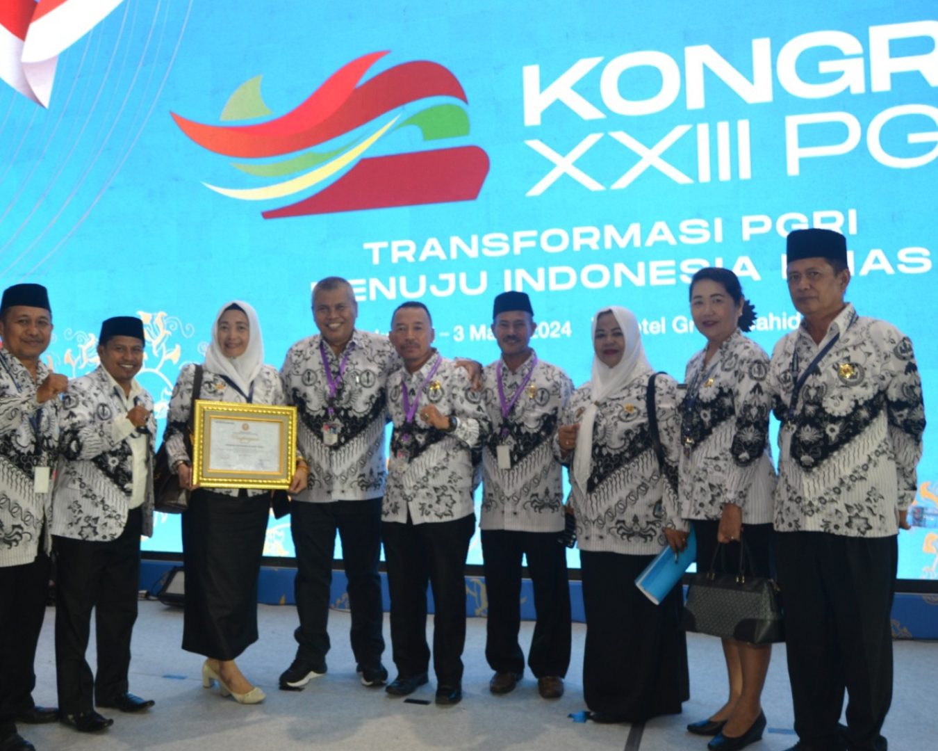 Jamil Hasyim Ketua PGRI Banggai Raih Piagam Tata Kelola Keuangan Dari PB PGRI Pusat