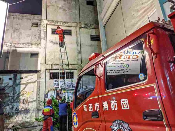 Tim Pemadam Kebakaran Palu Selamatkan Kucing Terperangkap di Ruko PWI