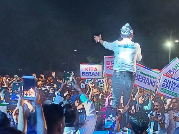 Deklarasi Kapal KM Berani Bersama Nakodanya Anwar Hafid Dan dr Reny Berlabu di Luwuk Terikan Histeris