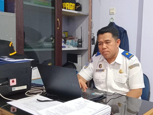 Plt Kepala KUPP Kelas II Luwuk Masno Salam Tegaskan PT PELNI Tambah Loket  Petugas Bording Pas. Segerah