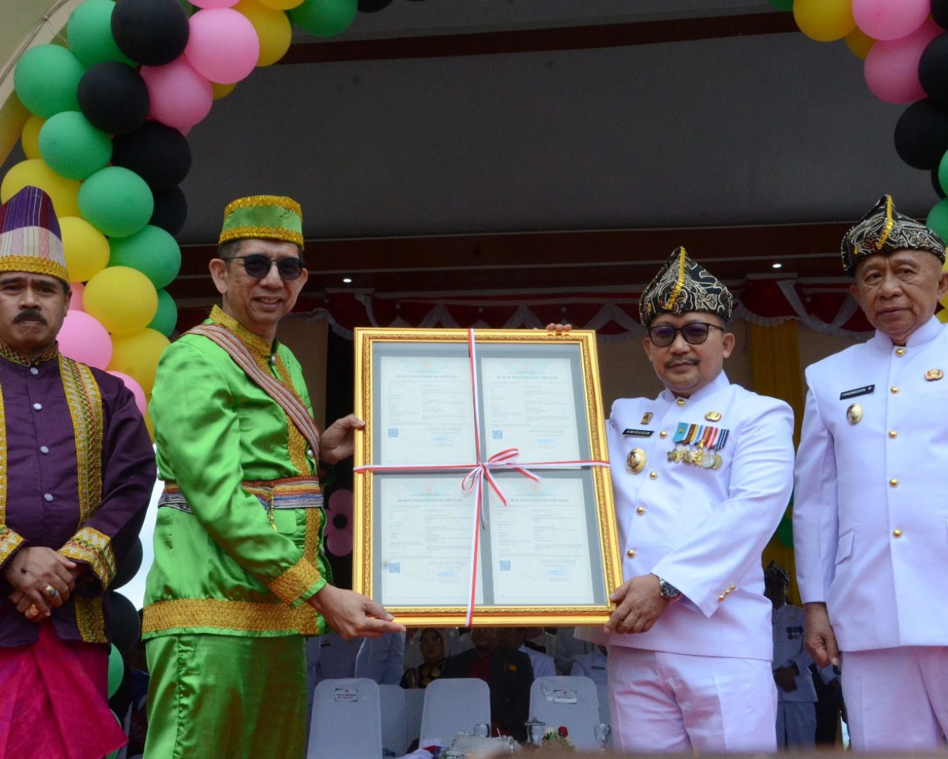Kemenkumham Sulteng Serahkan 30 Sertifikat Hak Cipta di HUT Kabupaten Banggai