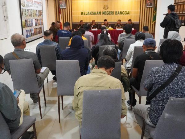 Kajari Banggai Anton Rahmanto Menggelar Konprensi Pers di Hari Bakti Adhyaksa Ke 64