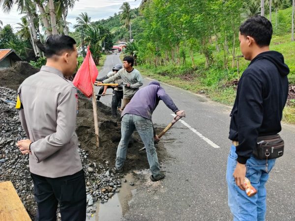 Pemilik Bangunan Tumpuk Matrial Pasir di Jalan Anggota Polsek Luwuk Berikan Teguran