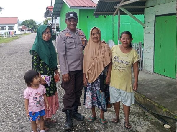 Gelar Patroli Dialogis Anggota Polsek Kintom Lakukan Pendekatan Pada Masyarakat