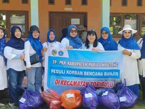 Plt Ketua TP PKK Kabupaten Parigi Moutong Salurkan Bantuan Korban Banjir di Desa Sibalago dan Desa Sienjo