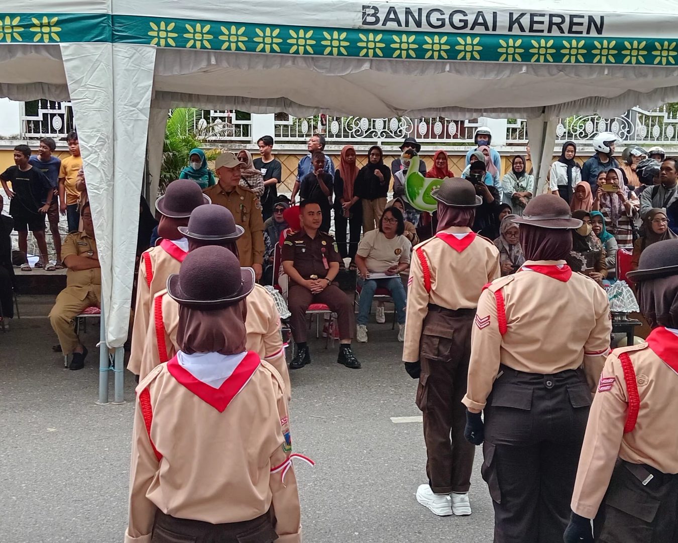 Kajari Banggai Bersama Unsur Forkopimda Saksikan Lomba Gerak Jalan