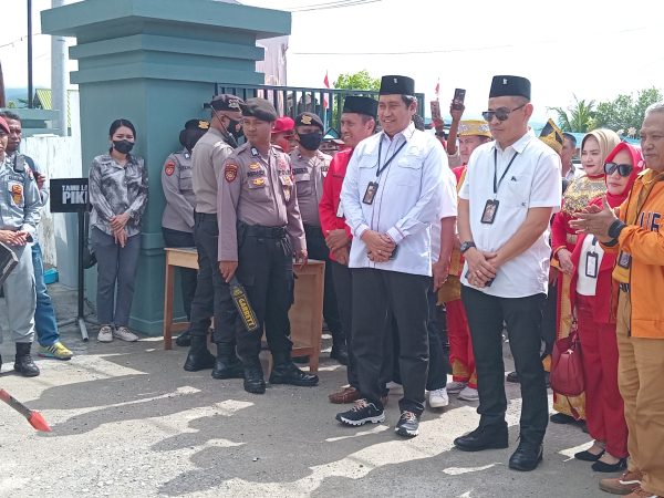 Paslon Herwin Yatim Bersama Hepy Yeremia Manopo Tiba di Kantor KPU Banggai