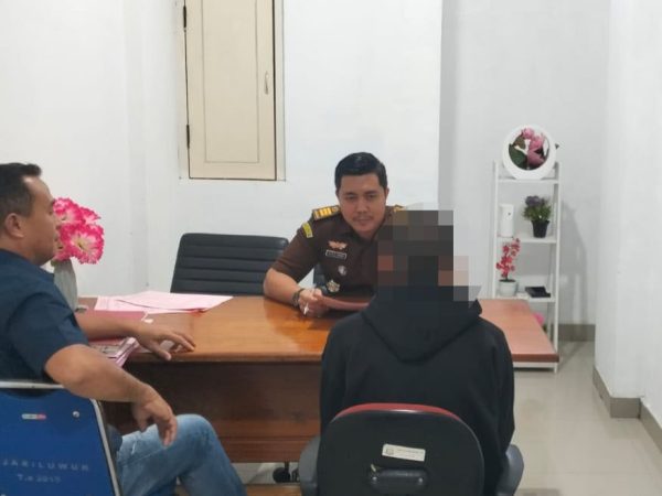Kanit IV PPA IPDA Herdi Son Tamaka,Serahkan Tersangka Kasus Pencabulan Anak Dibawah Umur
