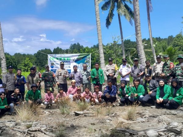 Kapolsek Luwuk Bersama BEM Unismuh Tanam Mangrove