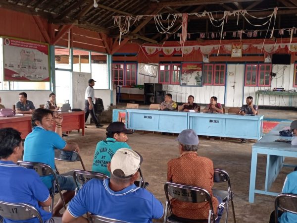 Anggota Polsek Toili Barat Ajak MasyarakatUntuk Tidak Gunakan Strom Tikus di Persawahan