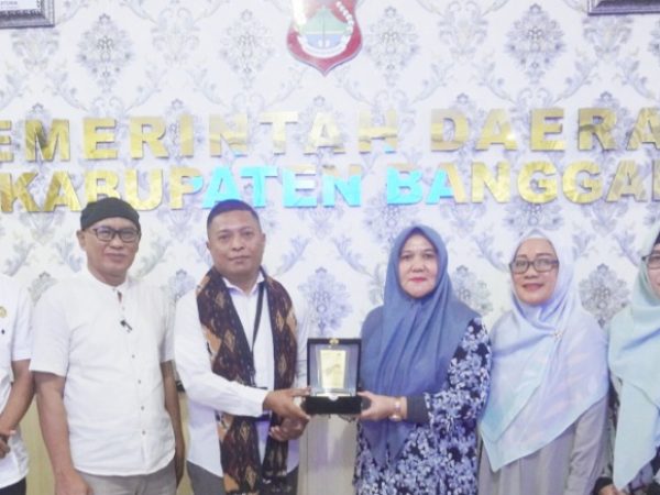 Mewakili Bupati Banggai Asisten Satu Nurjalal Amir Hadiri Penerimaan Sertifikat