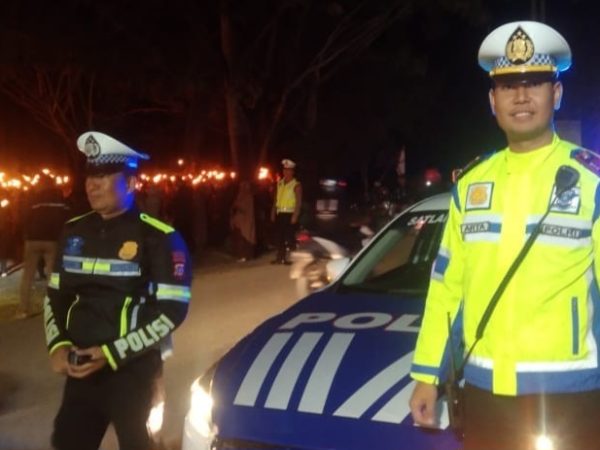 Kasat Lantas Polres Banggai AKP Arta Kawal Langsung Pawai Obor HUT Pramuka ke 63