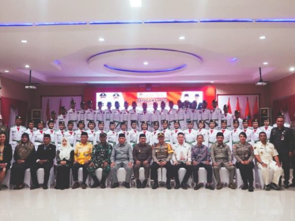 Empat Puluh Enam Anggota Paskibrata di Kuhkukan Oleh Bupati Banggai Amirudin