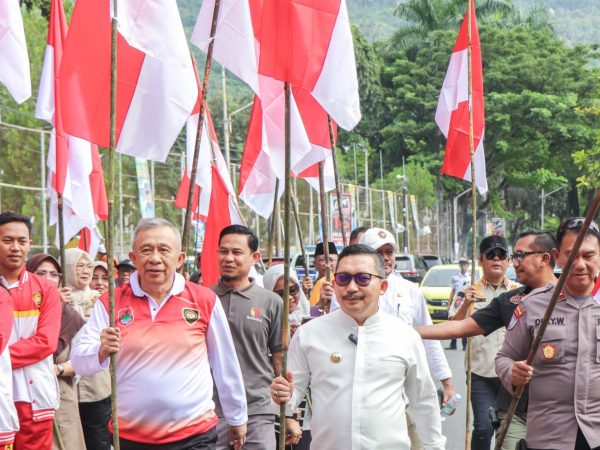 Kasat Binmas Polres Banggai Ikuti Pembagian Bendera Merah Putih di Luwuk