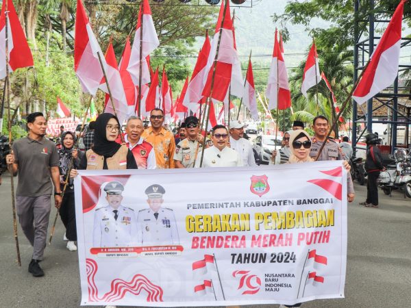 Sambut HUT RI Ke 79 Bupati Banggai Amirudin Bagikan Bendera Merah Putih Pada Masyarakat