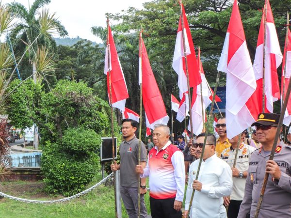 Sambut HUT RI Ke 76 Ketua Bawaslu Banggai Ridwan Ikut Bagikan Bendera Merah Putih