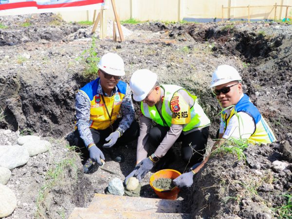 AKBP Putu Hendra Lakukan Peletakan Batu Pertama Pada Pembangunan Dua Gedung