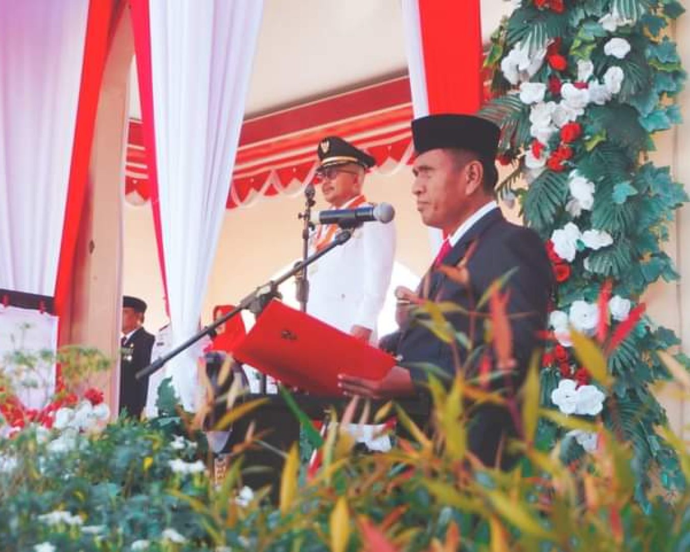 Ketua DPRD Banggai H.Suprapto Ngatimin Bacakan Teks Proklamasi di Upacara HUT-RI Ke 79